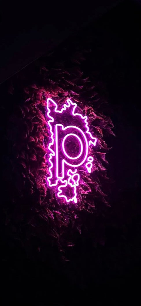 Escritório Patmos Group — letreiro neon